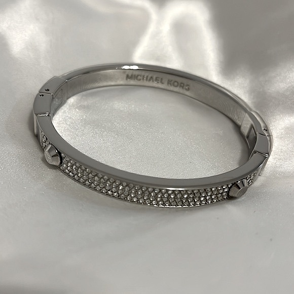 NWOT Michael Kors Silver-Tone Astor Stud Bracelet - Picture 3 of 10
